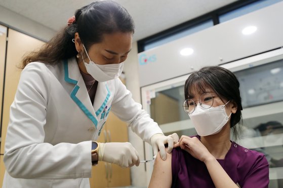 요양병원 간호사 이하현(24)씨가지난달 26일 오전 세종시 조치원읍 세종보건소에서 예방접종을 받고 있다. [사진 공동사진취재단]