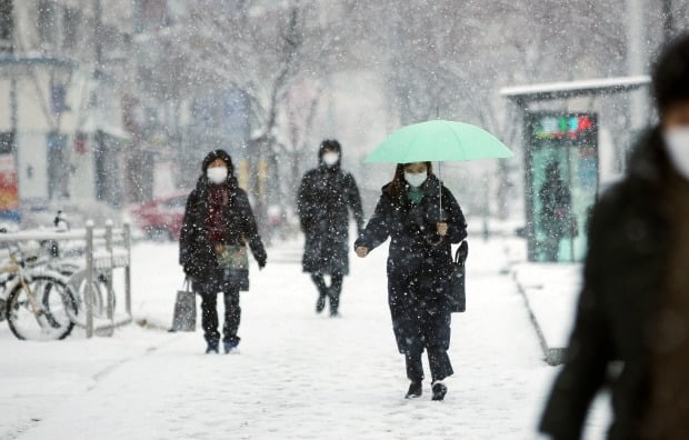 눈 쌓인 아침 출근길 시민들이 길을 걷고 있다. /사진=연합뉴스