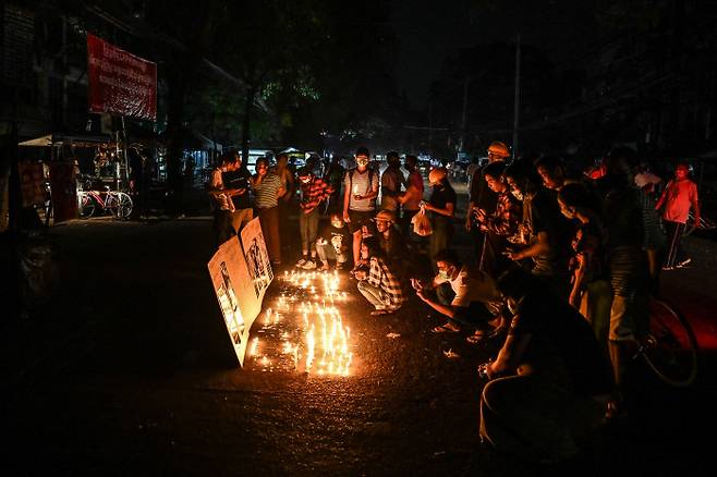 미얀마 최대도시 양곤에서 지난 28일 시민들이 시위 도중 숨진 희생자들을 추모하고 있다. 양곤|AFP연합뉴스