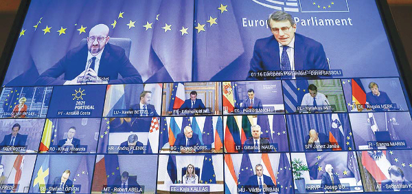 유럽연합(EU)은 모든 EU 국적자가 모국어 외에 2개의 외국어를 구사할 수 있도록 하겠다는 야심찬 계획을 추진하고 있다. 사진은 찰스 미셸 유럽이사회 의장(화면 왼쪽 상단)이 지난달 25일 브뤼셀에 있는 유럽 이사회 건물에서 화상을 통해 EU 정상들과 회의를 진행하고 있는 모습. AP 뉴시스