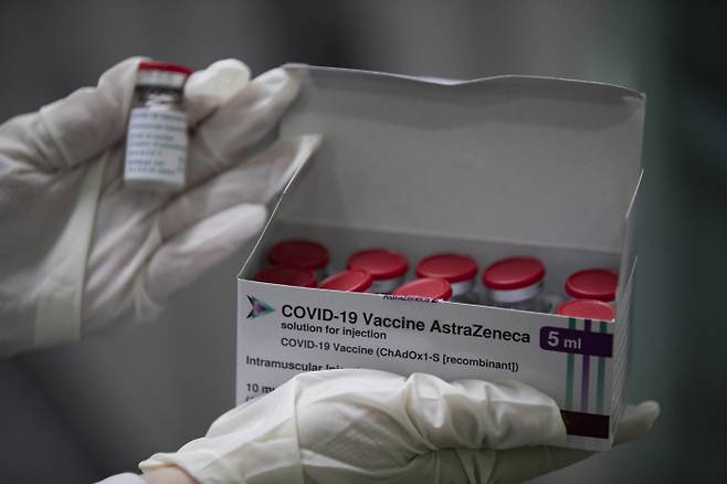 25일 오후 서울 송파구 보건소에서 백신접종 관계자가 백신 냉장고에 보관된 아스트라제네카(AZ) 신종 코로나바이러스 감염증(COVID-19) 백신 수량을 확인하고 있다. 2021.2.25  [이승환기자]