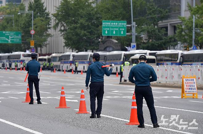 서울 광화문광장 인근 도로에서 경찰이 임시 검문을 하고 있다. 박종민 기자