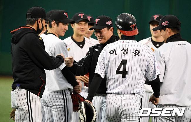 [OSEN=이천, 지형준 기자]김민호, 김정민 코치가 선수들과 이야기를 나누며 주먹을 맞대고 있다. /jpenws@osen.co.kr