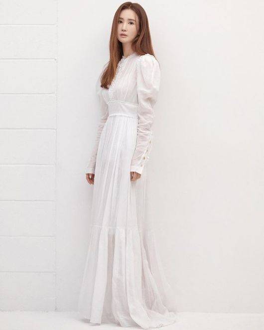 Actor Lee Da-hae flaunts her innocent beautiful looksLee Da-hae posted several photos on his Instagram on the 1st with an article entitled # atmosphere.In the photo, Lee Da-hae in a white One Piece poses.Lee Da-haes unique atmosphere in black and white photographs and unchanging dolls Beautiful looks attract attention.Meanwhile, Lee Da-hae has been openly devoted to singer Seven for five years.[Photo] Lee Da-hae InstagramCopyright c Koreas Best Sports Entertainment Professional Media (www. osen.co. kr)