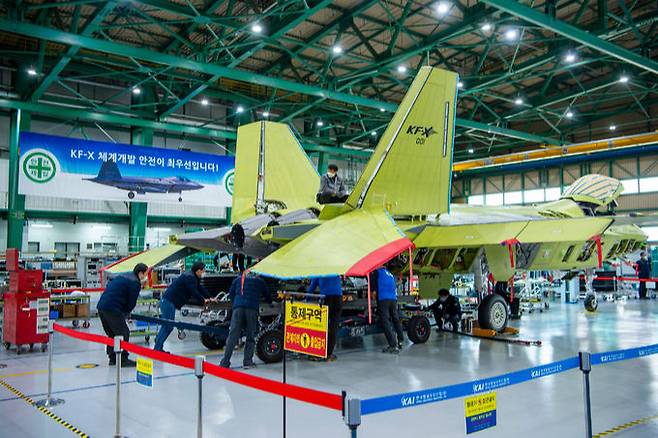 한국형전투기(KF-X) 시제1호기가 경남 사천 한국항공우주산업(KF-X) 공장에서 조립되고 있다. 방위사업청 제공