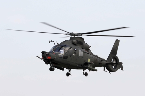 국내 기술로 만든 최초의 공격헬기 소형무장헬기(LAH) (서울=연합뉴스) 국내 기술로 개발한 소형무장헬기(LAH·Light Armed Helicopter)를 무인기와 연동해 운용하는 유무인 복합체계가 추진된다. 사진은 2월 24일 경남 사천 한국항공우주산업(KAI)에서 시험비행 중인 LAH 시제 3호기의 모습. 2021.3.1 [국방일보 제공, 재판매 및 DB 금지]