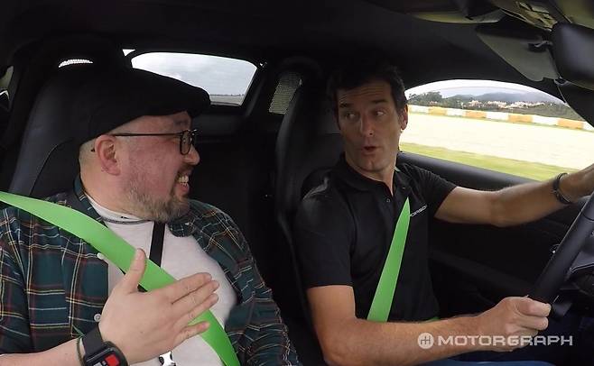 마크 웨버(우)와 동승한 필자(좌).
