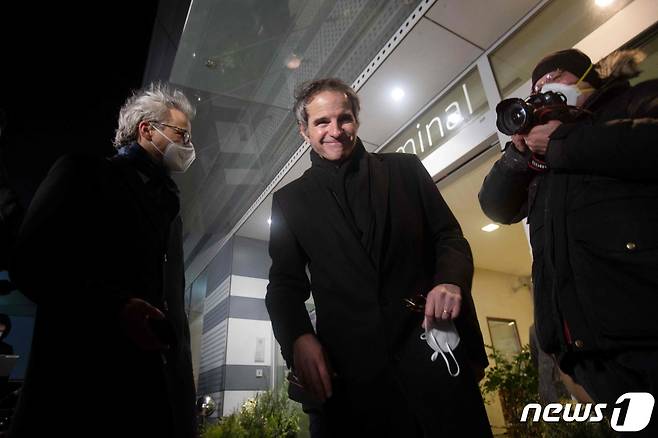 라파엘 그로시 IAEA 사무총장이 21일(현지시간) 이란을 방문한 뒤 빈 국제공항에 도착을 하고 있다. © AFP=뉴스1 © News1 우동명 기자
