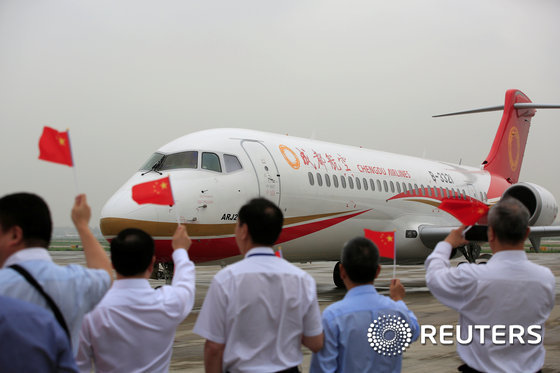 중국이 자체 기술로 처음 제작한 중소형 여객기 ARJ21-700이 28일 중국 청두에서 상하이로 첫 비행을 마친 뒤 상하이 홍차오 공항에 착륙했다. © 로이터=뉴스1 © News1