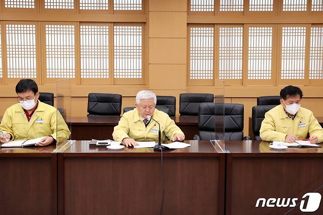 2일 황인홍 전북 무주군수(왼쪽 두번째)가 방송을 통해 월례조회를 하고 있다.(무주군제공)2021.3.2/뉴스1
