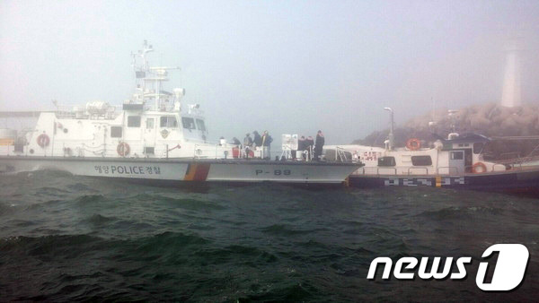 보령해양경찰서 함정이 2018년 농무기 방파제 충돌 선박 구조활동을 벌이고 있다.(해양경찰청제공) / 뉴스1
