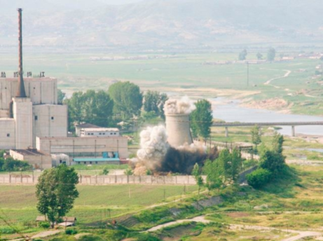 2008년 6월 27일 북한 영변 핵시설의 냉각탑 파괴 모습. /뉴시스