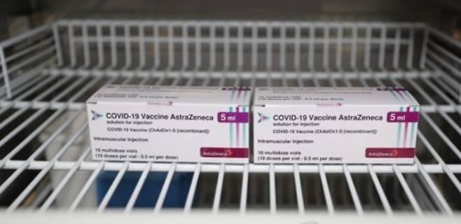 신종 코로나바이러스 감염증(COVID-19·코로나19) 아스트라제네카 백신이 보관 냉장고에 놓여 있다. 연합뉴스 제공