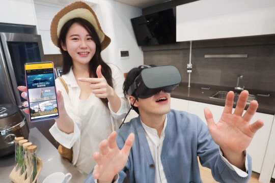 모델들이 U+VR 앱의 여행·힐링 콘텐츠를 시청하고 있다. LG유플러스 제공