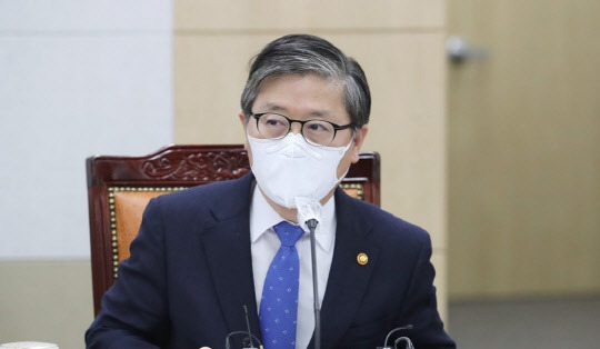 변창흠(사진) 국토부 장관이 2일 정부세종청사에서 열린 '국토부-공공기관 간담회 및 청렴 실천 협약식'을 주재하며 발언하고 있다. <연합뉴스>