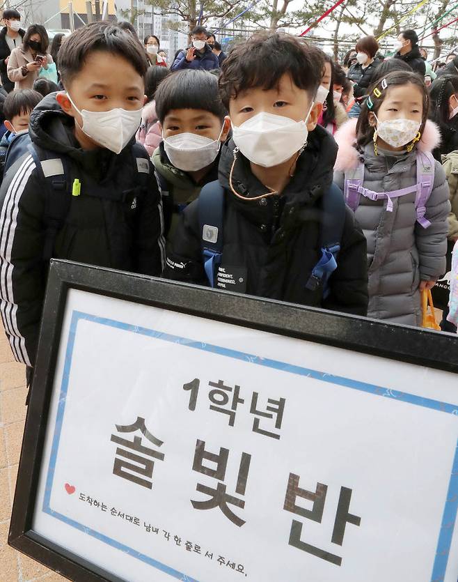 2일 서울 강동구 강빛초등학교에서 1학년 신입생들이 줄을 서고 있다.