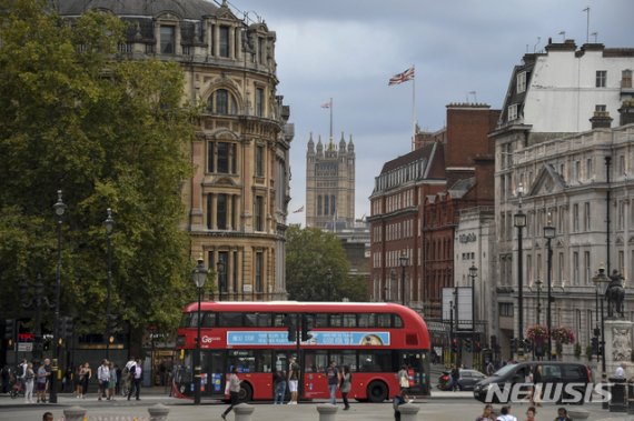 [런던=AP/뉴시스]22일(현지시간) 영국 런던에서 2층 버스가 트라팔가 광장을 지나고 있다. 2020.09.23. /사진=뉴시스