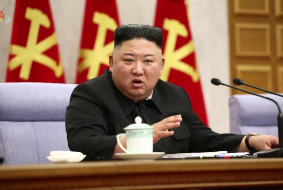 북한 김정은 국무위원장이 8일 조선노동당 중앙위원회 제8기 제2차 전원회의를 주재했다고 조선중앙TV가 9일 보도하고 있다. 뉴시스