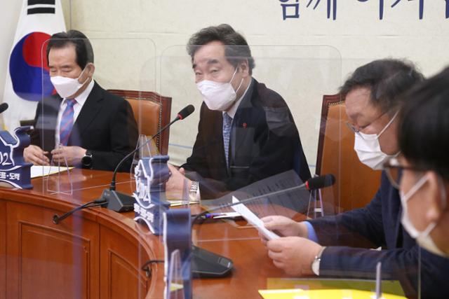 이낙연(왼쪽 두 번째) 더불어민주당 대표가 2월 28일 국회에서 열린 4차 재난지원금 고위 당정청 협의회에서 발언하고 있다. 뉴스1