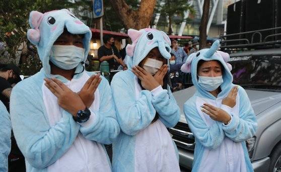지난 23일 태국 방콕에서 열린 민주화 시위에 나선 시민들이 세 손가락 경례를 하고 있다. [AP=연합뉴스]