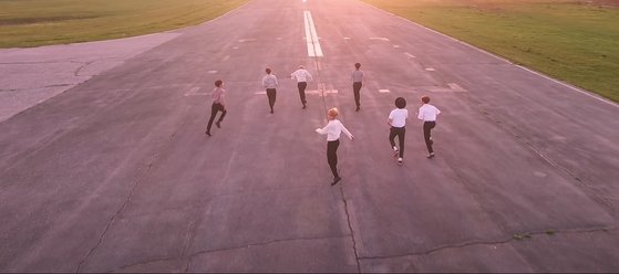 BTS의 '에필로그: 영 포에버' 뮤직비디오의 한 장면. [사진 빅히트엔터테인먼트]