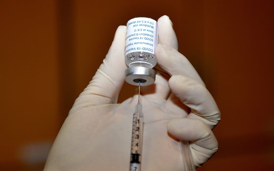 신종 코로나바이러스 감염증(코로나19) 백신 접종이 재개된 2일 세종시 보건소에서 의료진이 요양병원 종사자 등에게 아스트라제네카(AZ) 백신을 접종하기위해 전용 주사기에 채우고 있다. 김성태 기자