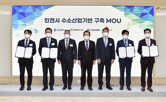 Officials pose at the Hydrogen Economy Committee meeting held Tuesday at SK Incheon Petrochem. (From left) Incheon Seo-gu district chief Lee Jae-hyun, Incheon Metropolitan City Mayor Park Nam-chun, Hyundai Motor Group Chairman Chung Euisun, Prime Minister Chung Sye-kyun, SK Group Chairman Chey Tae-won, Hyundai Motor CEO Gong Young-woon, SK E&S CEO Choo Hyeong-wook. (Hyundai Motor Group)