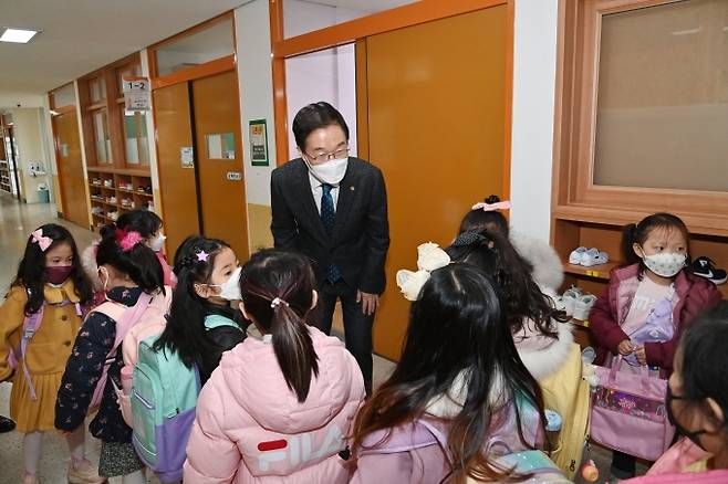임종식 경북교육감이 2일 안동 풍천풍서초등학교에서 초등학교 1학년 학생들과 인사를 나누고 있다.(사진=경북교육청 제공)