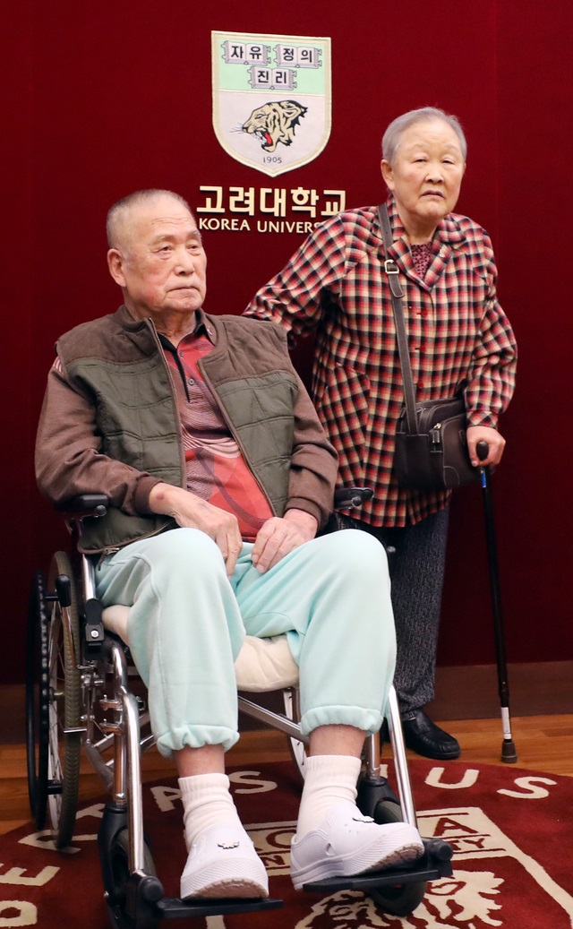 김영석씨(91)와 양영애씨(83·여) 내외가 25일 서울 성북구 고려대학교 본관에서 평생 과일 장사를 하며 모은 전 재산 400억원을 기부하고 있다. 뉴시스