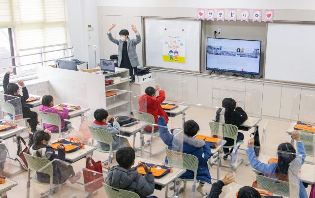2021학년도 초·중·고교 신학기 첫 등교가 시작된 2일 오전 서울 강남구 포이초등학교에서 첫 등교를 한 1학년 학생들이 화상으로 열린 입학식에서 인사하고 있다. 사진공동취재단