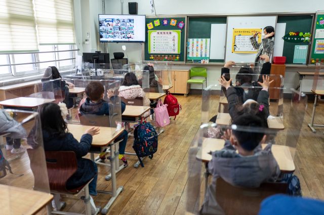 2021학년도 초·중·고교 신학기 첫 등교가 시작된 2일 오전 서울 강남구 포이초등학교에서 열린 개학식에서 학생들이 인사를 하고 있다. 사진공동취재단