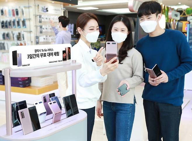 서울 강남구 삼성 디지털프라자 도곡점을 찾은 소비자들이 갤럭시 팬큐레이터에게 새로워진 '갤럭시 투고 서비스'를 안내 받고 있다. /사진=삼성전자