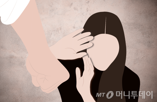 제주 동부경찰서가 공원에서 여성과 초등학생을 폭행한 20대 남성 A씨를 붙잡아 조사 중이라고 2일 밝혔다. /삽화=이지혜 기자