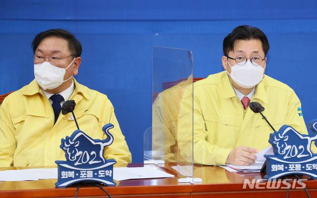 [서울=뉴시스]최동준 기자 = 더불어민주당 홍익표 정책위의장이 2일 서울 여의도 국회에서 열린 원내대책회의에서 발언하고 있다. (공동취재사진) 2021.03.02. photo@newsis.com
