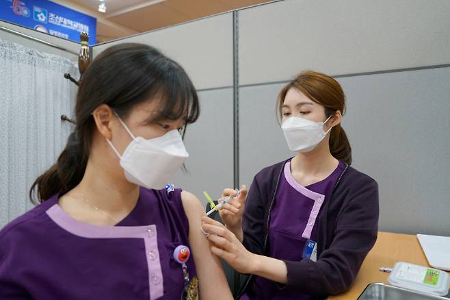 2일 광주 동구 호남권역예방접종센터에서 화이자 백신 접종 모의훈련이 펼쳐지고 있다.  조선대병원 제공