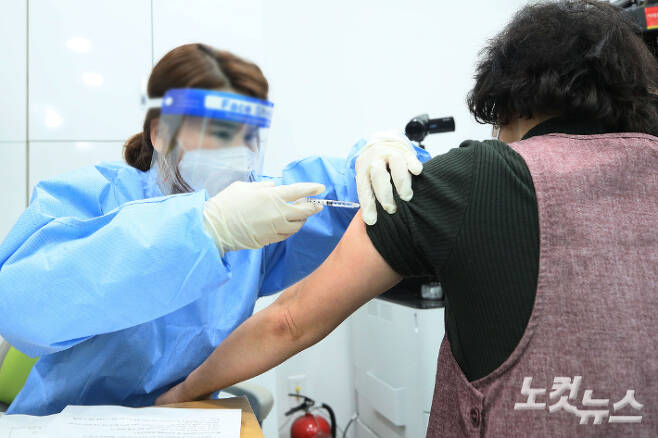 코로나19 백신 접종이 시작된 지난달 26일 오전 서울 성동구보건소에서 노인요양시설 종사자들이 아스트라제네카 백신을 맞고 있다. 황진환 기자