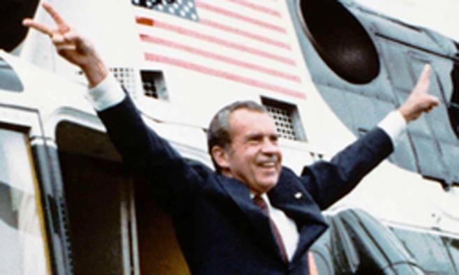 1974년 워터게이트 사건으로 사퇴한 리처드 닉슨 대통령이 백악관을 떠나면서 양손으로 브이자를 그리는 모습.