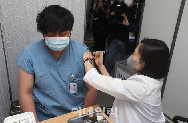 지난달 27일 오전 서울 중구 국립중앙의료원 중앙예방접종센터에서 한 의료 종사자가 화이자 백신을 맞고 있다. (사진=사진공동취재단)