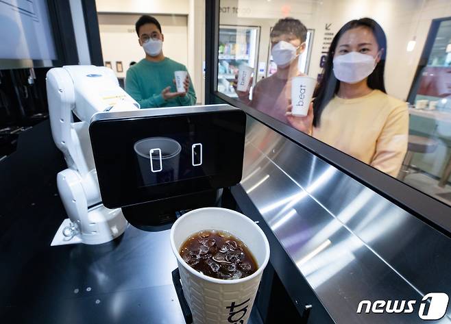 3일 오전 경기도 분당구 다날 본사에서 열린 ‘비트3X 론칭 기념 미디어데이’에서 모델들이 3세대 커피 로봇이 적용된 무인 매장 플랫폼 비트박스(b;eat box)를 선보이고 있다. 2021.3.3/뉴스1 © News1 이재명 기자