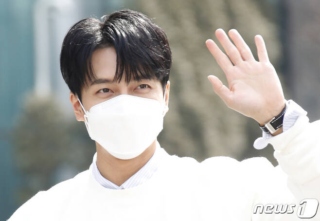 Seoul:): Actor Lee Seung-gi greets him as he enters the broadcasting station for the appearance of SBS`s Dooshi Escape Cult show at SBS building in Mok-dong, Yangcheon district, Seoul on the 3rd.