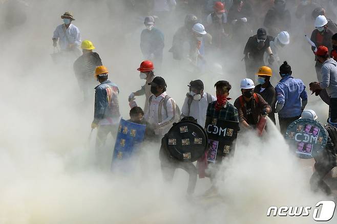 2일(현지시간) 미얀마 케일에서 군부 쿠데타 규탄 시위대가 진압 경찰의 최루 가스 발사에 혼비백산을 하고 있다. © AFP=뉴스1 © News1 우동명 기자