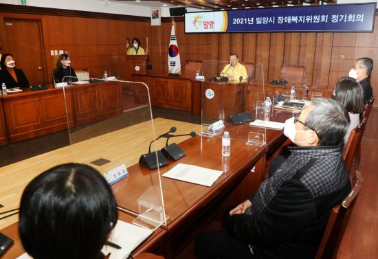 박일호 경남 밀양시장(가운데)이 장애인복지위원회 정기회의를 진행하고 있다.(사진=밀양시)