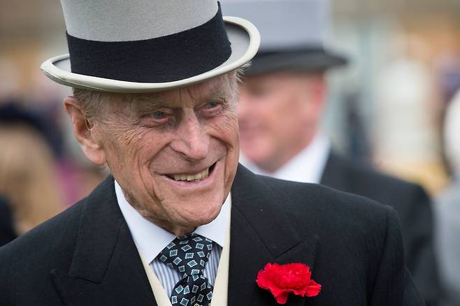 <YONHAP PHOTO-0023> (FILES) In this file photo taken on May 16, 2017 Britain's Prince Philip, Duke of Edinburgh greets guests at a garden party at Buckingham Palace in London on May 16, 2017. - The 99-year-old Duke of Edinburgh, who was admitted to King Edward VII?s Hospital on February 16, is expected to remain there for "several days" more as he receives medical attention for an infection, Buckingham Palace said on February 23, 2021. In a statement the Palace said that he was comfortable and responding to treatment. (Photo by Victoria Jones / POOL / AFP)/2021-02-24 00:18:30/ <저작권자 ⓒ 1980-2021 ㈜연합뉴스. 무단 전재 재배포 금지.>