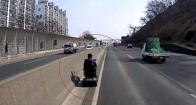 전동 휠체어 타고 고속도로 진입한 노인./인천소방본부