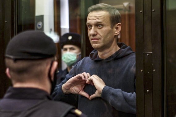 러시아 야권 운동가 알렉세이 나발니가 지난 2월2일 모스크바 법원에서 열린 집행유예 판결 취소 공판 중 하트를 보내고 있다. 뉴시스
