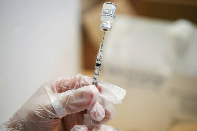 한 간호사가 화이자의 코로나19 백신을 주사기에 담고 있다. 로이터 연합뉴스