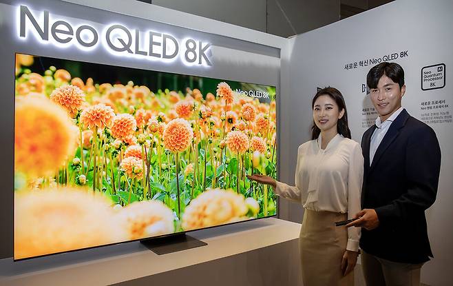 삼성전자 모델이 서울 서초동 삼성 딜라이트에서 신제품 ‘Neo QLED TV’를 소개하고 있다. 삼성전자 제공