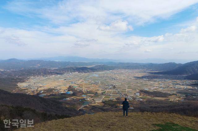 대암산 정상에서 내려다본 초계분지. 미지의 세계에 발을 디딘 듯 낯설고도 시원하다.