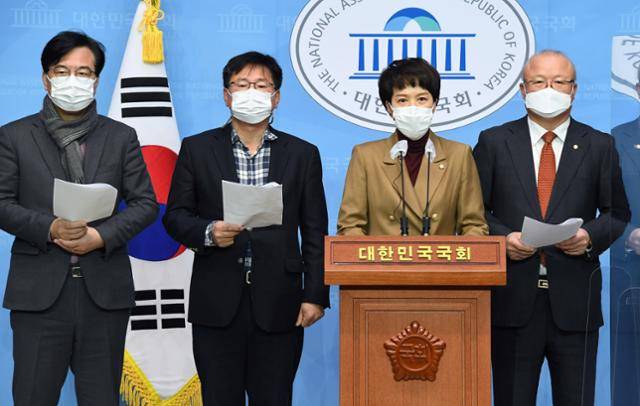 국민의힘 국토교통위원회 위원들이 3일 오전 서울 여의도 국회 소통관에서 LH 임직원들의 100억대 사전투기를 비판하는 기자회견을 열고 있다. 이들은 즉각적인 상임위 소집을 통해 사건의 진상을 밝히고 민주당에 LH와 국토부는 물론 관련 부처와 공무원, 지인, 친인척 등에 대한 철저한 공동 조사에 동참해줄 것을 촉구했다. 뉴스1