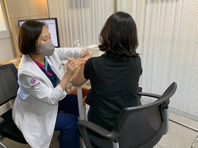 A National Medical Center staffer administers a Pfizer vaccine to a health care worker on Saturday. (Kim Arin/The Korea Herald)
